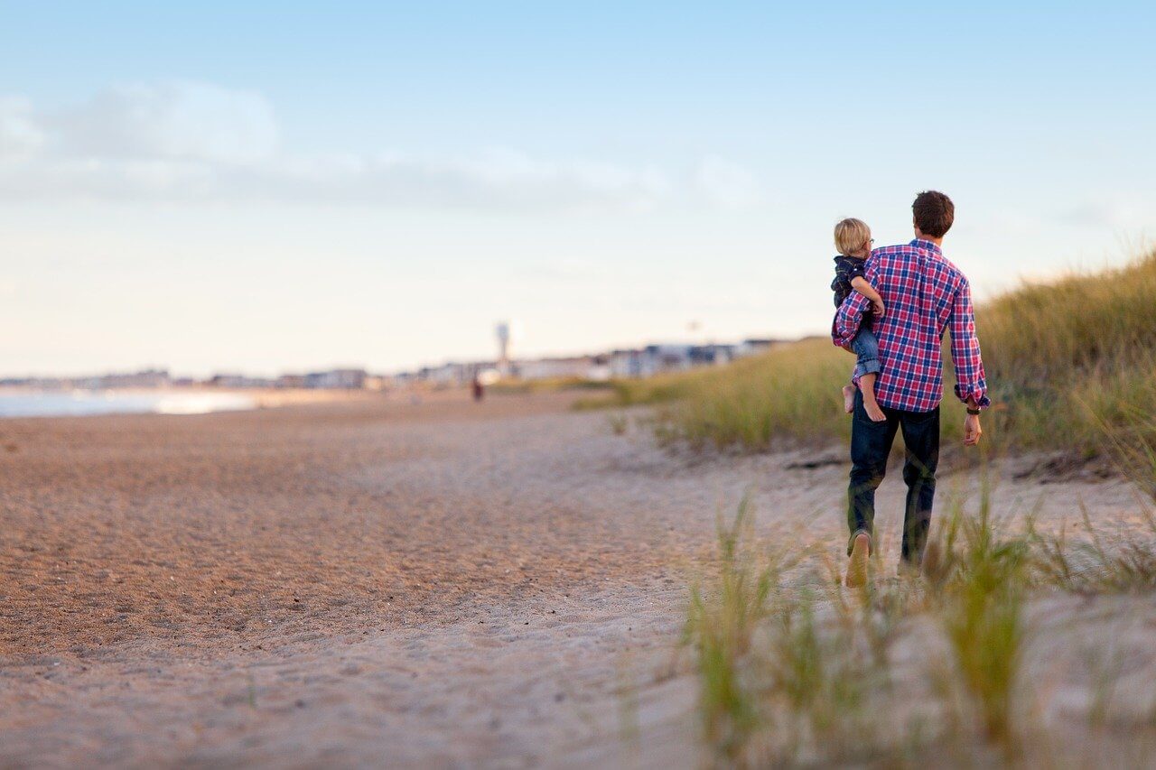 Vater und Sohn am Strand